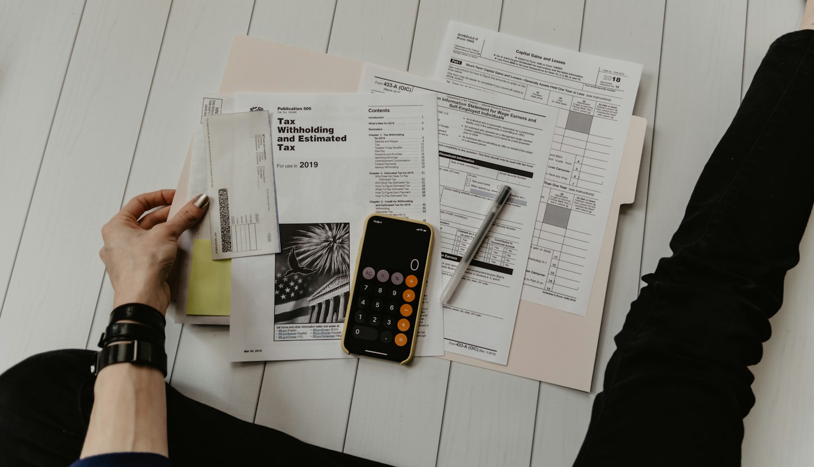 Calculadora e documentos de financiamento sobre a mesa